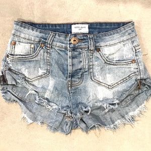 DISTRESSED DENIM SHORT